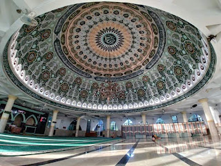 Seni Kaligrafi Dalam Kubah Masjid