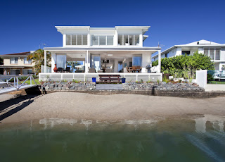 casa con fachada frente al mar