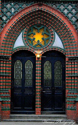 Poczta Główna, Bydgoszcz, drzwi, brama, łuk, cegła, symetria w fotografii, komponowanie, symetryczne