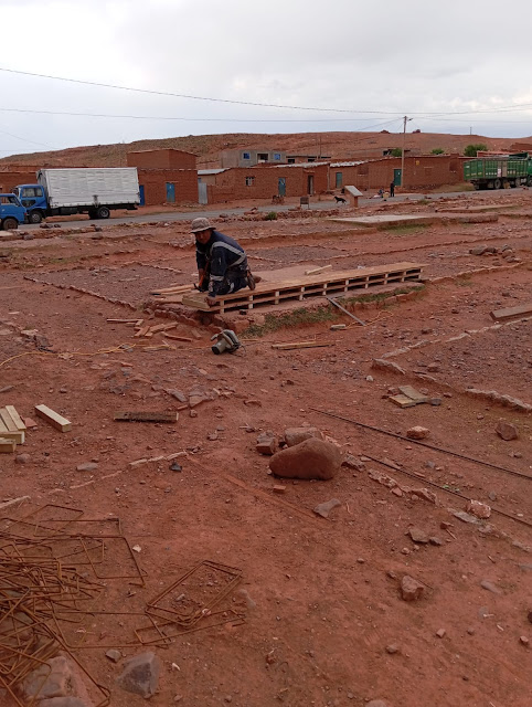 Einen schönen guten Morgen aus Pampa Colorada Bolivien das wünschen euch die Kirchenbauer.