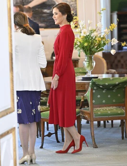 Queen Mary wore a red dress by Danish couturier Birgit Hallstein. Queen Silvia wore a turquese jacket and skirt by Georg et Arend
