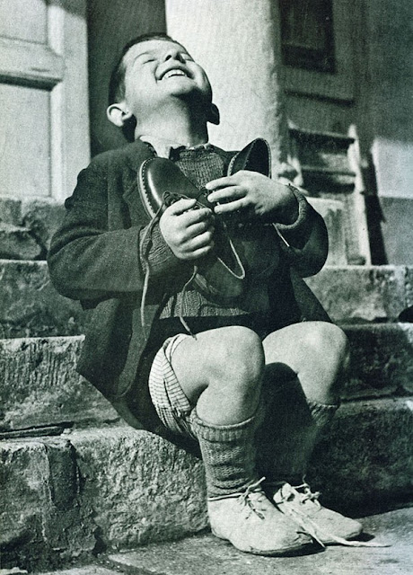 Австрийский мальчик получает новые туфли во время второй мировой войны