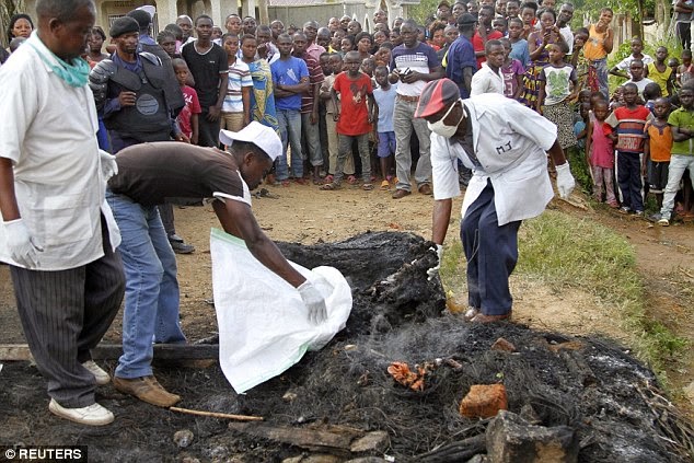 Daawo Sawirada:- Nin Looga Shakiyay In Uu Ka Tirsan ASIS oo Congo Lagu Gubay Isla Markaana Hilibkiisa La Cunay!