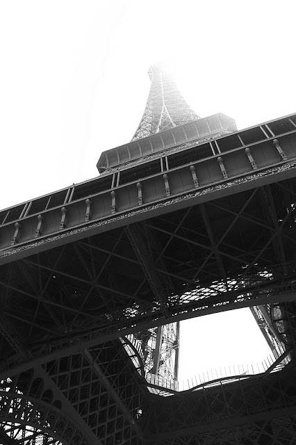 Black and white photo of the Eiffel Tower with the sun