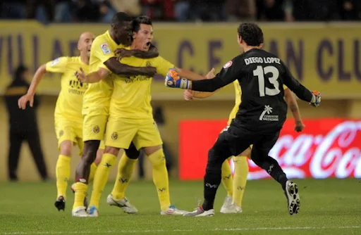 Hernán Pérez celebrates with Villarreal team-mates after scoring the winner against Málaga