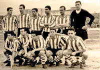 CLUB ATLÉTICO DE BILBAO - Bilbao, Vizcaya, España - Temporada 1961-62 - Iturriaga, Etura, Orue, Echeberría, Canito y Carmelo; Arteche, Aguirre, Arieta I, Latorre y Uribe - ATLÉTICO DE BILBAO 0 VALENCIA 0 - 26/11/1961 - Liga de 1ª División, jornada 14 - Bilbao, Vizcaya, estadio San Mamés - El Atlético de Bilbao fue 5º en la Liga, con Juan Antonio Ipiña de entrenador