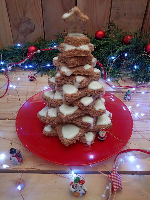 Zimtsterne. Estrellas de canela. Árbol de Navidad de galletas. Receta navideña europea para hacer en casa con niños. Glasa, galletas, con horno. Recetas de Cuca