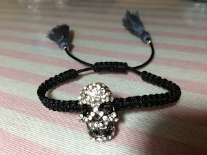 Pulsera macrame con calavera en plateado