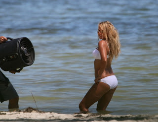 HOT MODEL Geri Halliwell doing BIKINI Photoshoot from beach