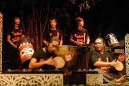 musik dayak kanayatn oleh kebun kopi percussion peontianak