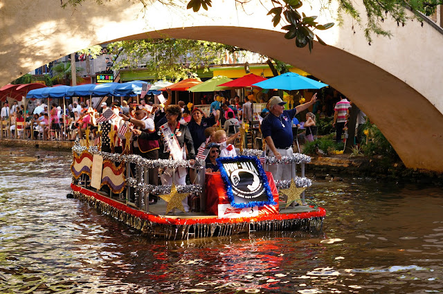 UNITED STATES MILITARY VETERANS PARADE, SAN ANTONIO RIVER WALK, TEXAS