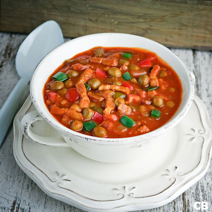 Kapucijners met tomatensaus, paprika's en spekjes