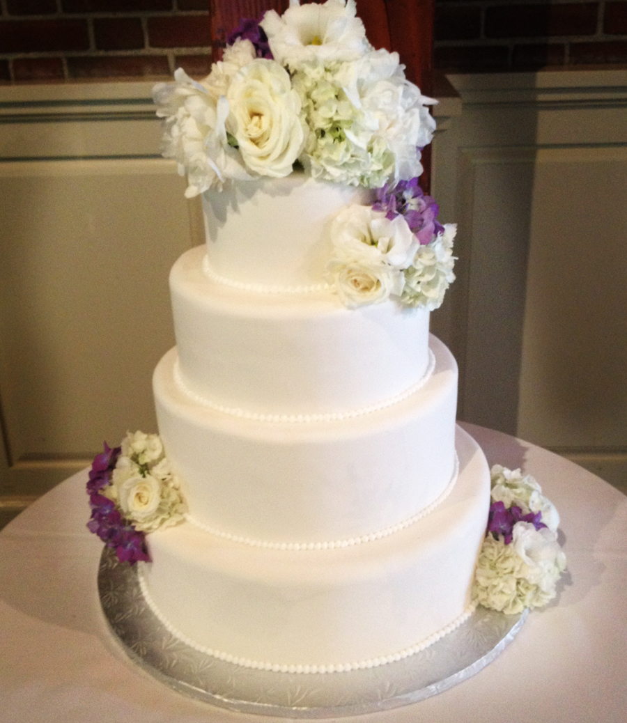 A Simple Cake  Fresh  Flowers  For Your Wedding  Cake 