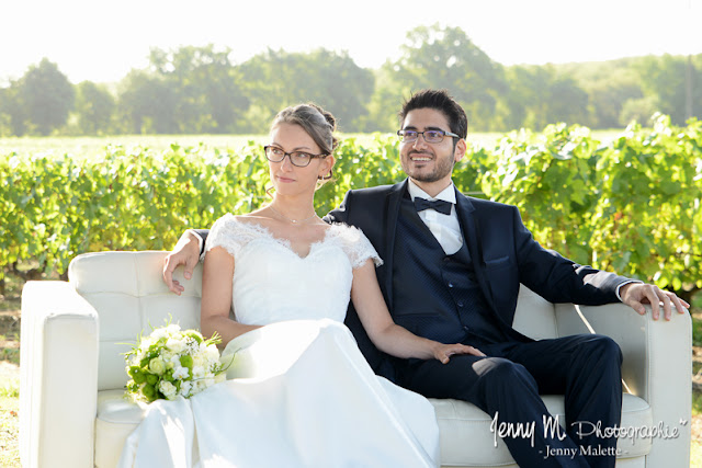 photo des mariés durant cérémonie mariage au milieu des vignes