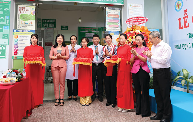 Lãnh đạo quận, phường cắt băng ra mắt mô hình điểm Trạm Y tế Phường 7  hoạt động theo nguyên lý y học gia đình. (Ảnh: TT)