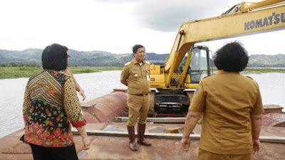 Wagub Steven Kandouw Tinjau Pembersihan Eceng Gondok di Danau Tondano 