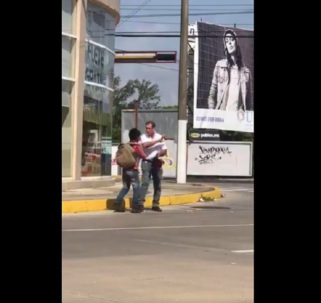 Funcionario de Veracruz tira los dulces de un niño y amenaza con golpearlo por vender en la calle (VIDEO)