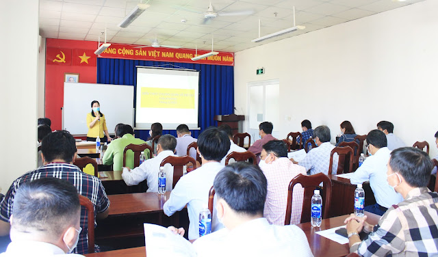Đồng chí Nguyễn Thanh Hòa, Trưởng Phòng Quản lý đô thị quận phổ biến những kiến thức chung trong Quản lý nhà nước về đô thị. (Ảnh TH)