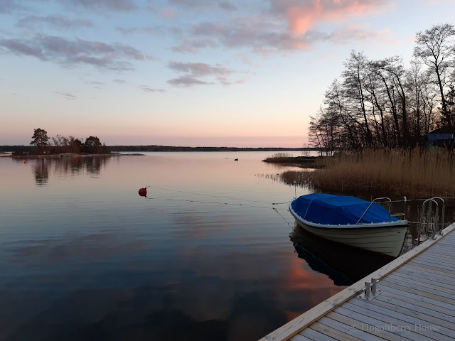 lingonberryhouse, charles bukowski, charles baudelaire, leisure home, mökki, kevät, viivi, paatti, vene, ranta, laituri, maisema