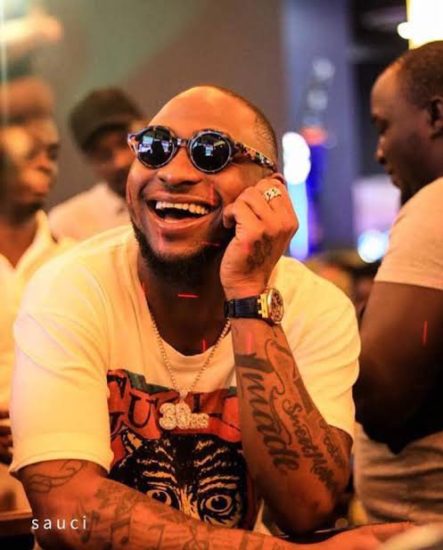Davido stops policemen from harassing a young Nigerian man (video)