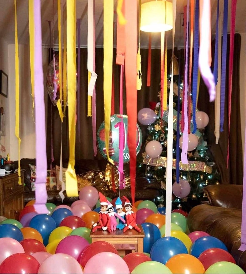 elf filled loungeroom with balloons