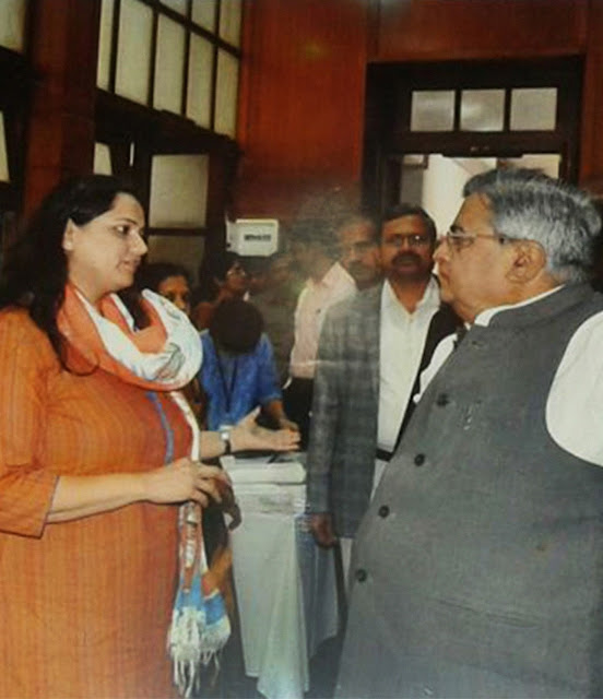 Dr Suchitra Bajaj of Biocon Foundation explaining about the cancer screening camp to KB Koliwad, Honorable Speaker of Karnataka Legislative Assembly_