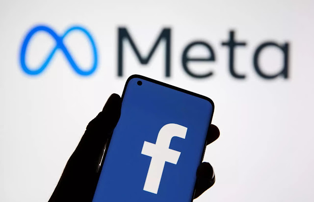 وكالة البيارق الإعلامية رجحت شركة "ميتا" (فيسبوك)، أن يكون نحو مليون من مستخدمي منصة التواصل الاجتماعي، قد تعرضوا للاختراق، في حال قاموا بتنزيل واحد من بين مئات التطبيقات الخبيثة على هواتفهم الذكية. وبحسب موقع "أكسيوس"، فإن الفريق المكلف بالأمان في شركة "ميتا"، نشر تقريرا بشأن هذه المشكلة، صباح الجمعة، فكشف أن مئات المواقع التي تبدو آمنة لأنها تساعد على تعديل الصور ونحو ذلك، تستدرج المستخدم حتى يتيح لها الوصول إلى كلمة السر. وأشار التقرير إلى أن 355 من تلك التطبيقات الخبيثة موجودة على الهواتف التي تعمل بنظام التشغيل "أندرويد"، فيما بلغ عدد التطبيقات 47 وسط مستخدمي "Ios". وأوضح الباحثون أن 40 في المئة من تلك التطبيقات الخبيثة تزعم تقديم خدمات تعديل الصور، إلى جانب أخرى مختصة في مجالات كالألعاب والأعمال.  ويشرح الخبراء أن هذا الاختراق يبدأ عندما يقوم مطورو ويب بإنشاء تطبيقات خبيثة، تحت يافطة خدمات مطلوبة وطبيعية، ثم يعرضونها في متاجر تطبيقات. وعندما يقوم المستخدم بتحميل التطبيق، يجد نفسه مطالبا بالتسجيل عن طريق حسابه في موقع فيسبوك، ولدى قيامه بهذه الخطوة، تصبح الطريق سالكة أمام سرقة المعلومات. وحينما يوافق المستخدم على التسجيل في تطبيقات خبيثة لا يعرف حقيقتها، عن طريق حسابه فيسبوك، فإنه يجعل أصحابها قادرين على الوصول إلى كافة المعلومات الموجودة لديه في المنصة. وربما يستطيع أصحاب تلك التطبيقات الخبيثة أن يصلوا إلى معلومات أخرى كالبريد الإلكتروني في حال كان مرتبطا بحساب فيسبوك وكلمته المرورية. وقال دافيد أغرانوفيتش، وهو مدير قسم إحباط التهديدات في شركة "ميتا"، في تصريح للصحفيين، إنه لا يستطيع تقديم رقم دقيق بشأن عدد من تعرضوا على الأرجح لسرقة كلماتهم المرورية بسبب التطبيقات الخبيثة.  وأضاف المسؤول في شركة "ميتا" أن التقديرات تشير إلى احتمال تعرض نحو مليون مستخدم للمشكلة، فيما قالت شركتا "غوغل" و"أبل" إنهما أزالتا تلك التطبيقات الخبيثة على الفور من متجريهما. وتؤكد "غوغل" و"أبل" أن فرقيهما تحرص على التدقيق بشأن كل تطبيق مرخص، لكن عملية الفحص لا يمكن أن ترصد كل الثغرات. وتنصح شركة "ميتا" المستخدمين بتوخي الحذر، عندما يحملون تطبيقا يطلب منهم التسجيل عن طريق حسابهم في فيسبوك، لأن هذه الخطوة قد تكون بمثابة مدخل لاختراق معلوماتهم.