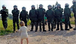 Super+Baby Inilah Foto Aksi Tentara Kocak