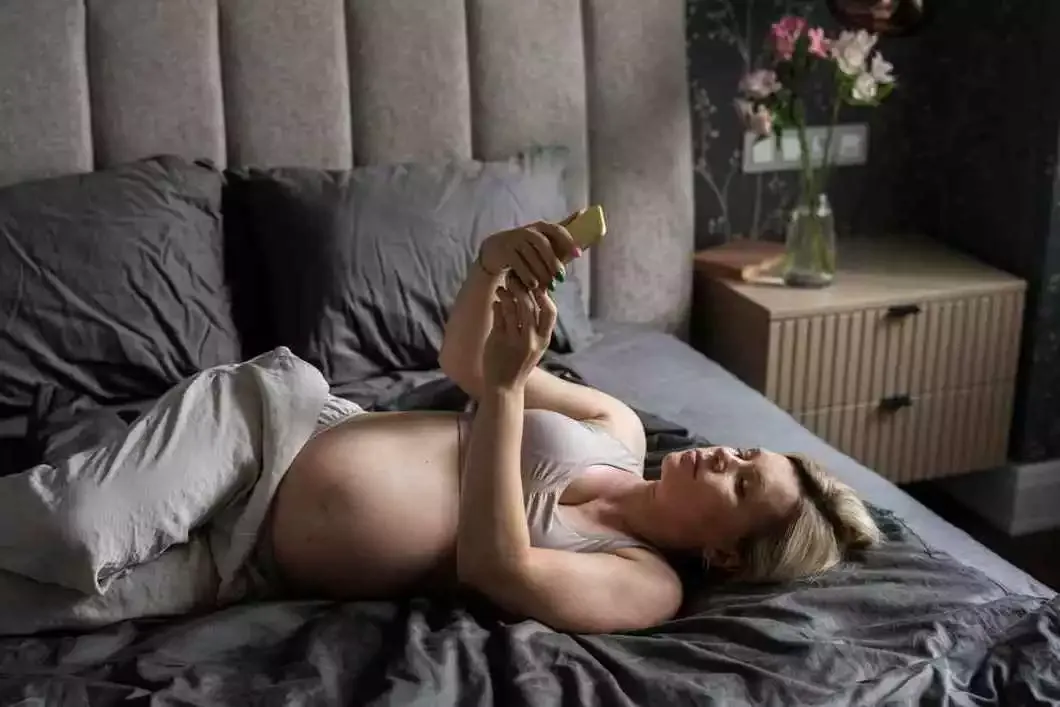 The best way to sleep for pregnant women