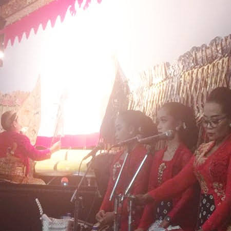 Satpol PP Kabupaten Ngawi menngelar wayang kulis dalang cilik sambil sosialisasi gempur rokok ilegal