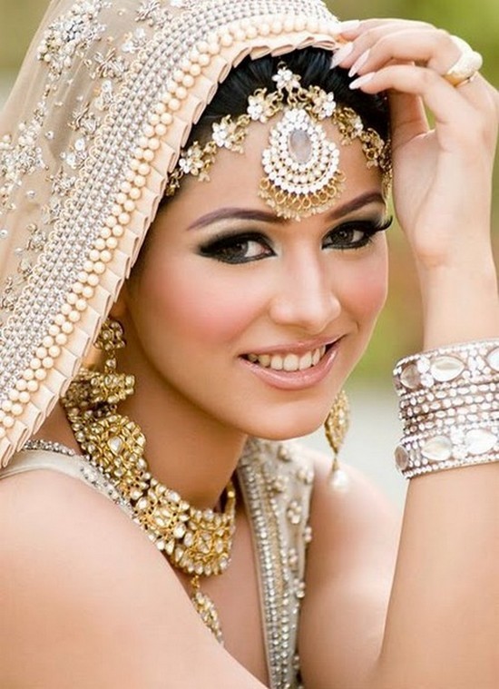 Free Wedding Earrings For Indian Brides Background