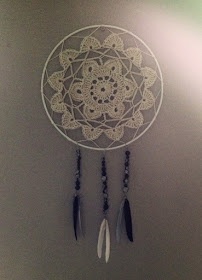 http://howling-liz.blogspot.nl/2015/08/flower-dream-catcher.html