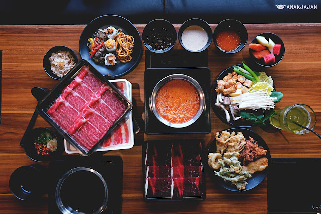 Hidangan Makanan Malam Indah Dengan Shabu Shabu