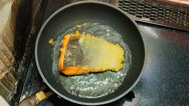フライパンにサラダ油を大さじ3程度注ぎ、中火で中温になるまで温めたらてんぷら粉に鮭をたっぷりくぐらせて皮目を下にしてフライパンで揚げ焼きにします。  片面がこんがり焼けたら裏返し、同じように焼けたら取り出して油をきり器に盛りつけておきます。