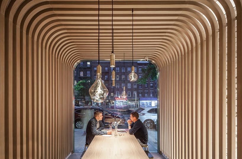 El interior de este restaurante de Nueva York está envuelto en listones de madera