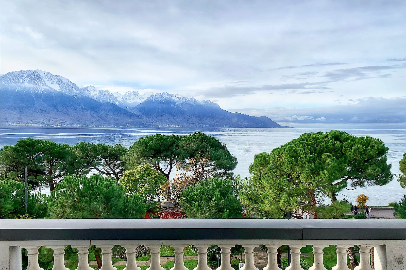 Ausblick auf den Genfer See in Montreux im November