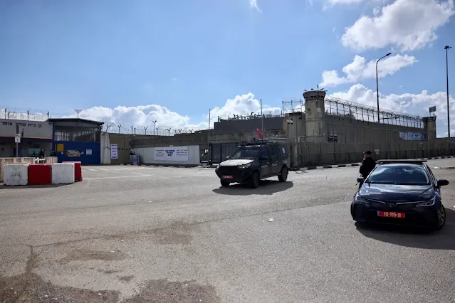تبادل الأسرى، حماس وإسرائيل، معبر رفح، الأسرى الفلسطينيون، اتفاق وقف إطلاق النار، مفاوضات الأسرى، الأسرى في غزة، الصليب الأحمر، الإفراج عن المعتقلين، الحكومة الإسرائيلية، صفقة التبادل. تبادل الأسرى، حماس وإسرائيل، معبر رفح، الأسرى الفلسطينيون، اتفاق وقف إطلاق النار، مفاوضات الأسرى، الأسرى في غزة، الصليب الأحمر، الإفراج عن المعتقلين، الحكومة الإسرائيلية، صفقة التبادل.