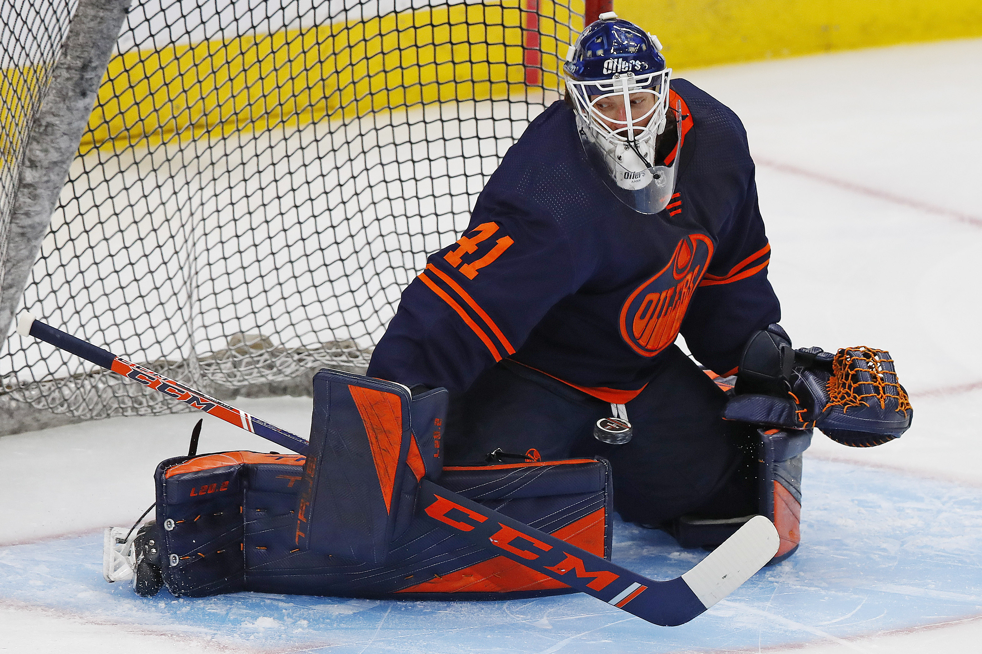 Arizona Coyotes trade goalie Mike Smith to Calgary Flames 