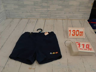 中古品　子供服　１３０ｃｍ　ネイビー　ショートパンツ　１１０円