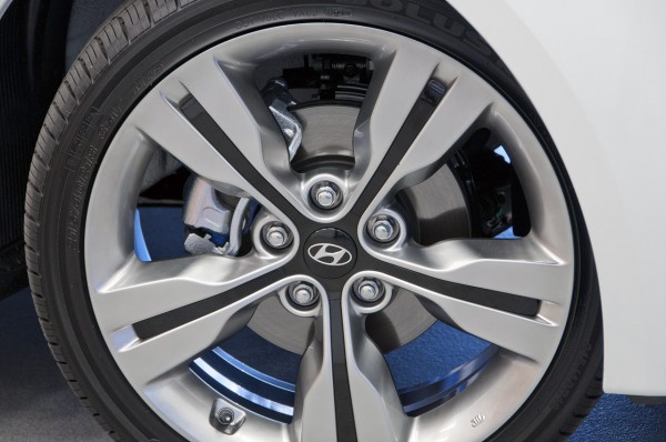 2012 Hyundai Veloster white wheel view