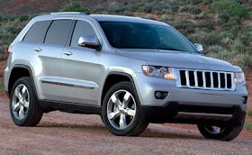 Front 3/4 view of 2011 Jeep Grand Cherokee parked in desert