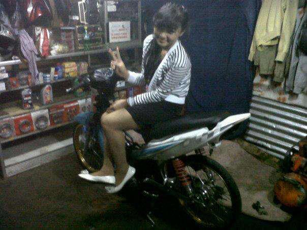 MODIFIKASI MOTOR: CEWEK RACING