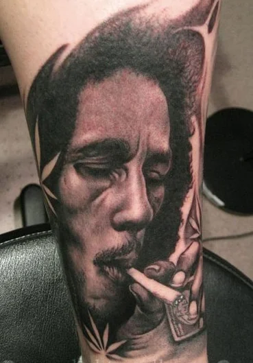 vemos el tatuaje de bob marley leyenda de la musica