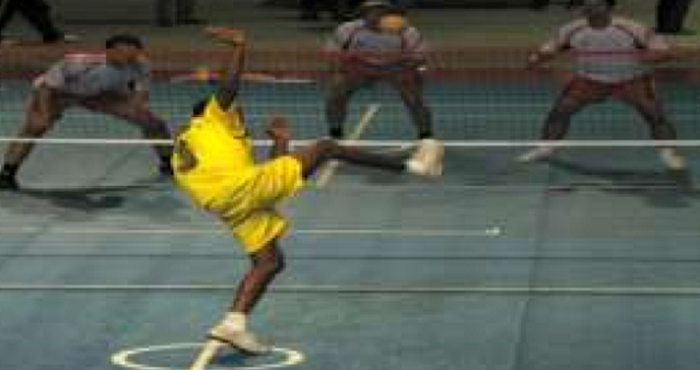 Gerakan servis bawah sepak takraw. 