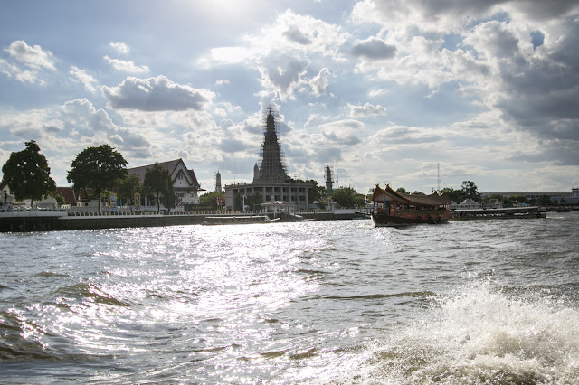 Tempio Wat Arun sul fiume Chao Phraya a Bangkok