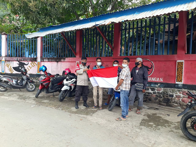 Polisi Bagi Masker dan Bendera Merah Putih ke Warga Kelurahan Argapura