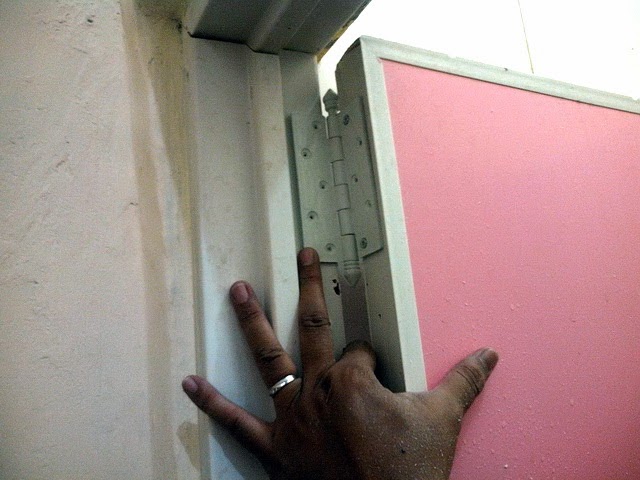  Mengganti Engsel Pintu Kamar Mandi  o2 fresh