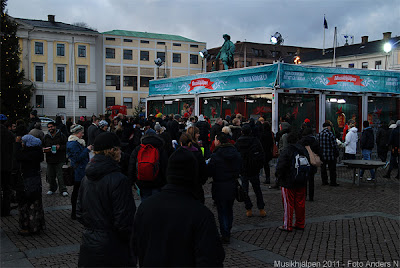 musikhjälpen, 2011, gustav adolfs torg, göteborg, timbuktu, jason diakite, kodjo akolor, gina dirawi, svt, sr, alla flickor har rätt att gå i skolan, gustav II adolf, välgörenhet, insamling, radio, tv, foto anders n