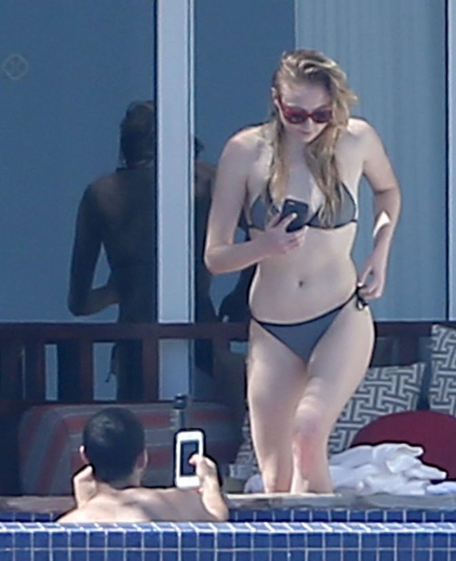 sophie turner sexy bikini pics 01