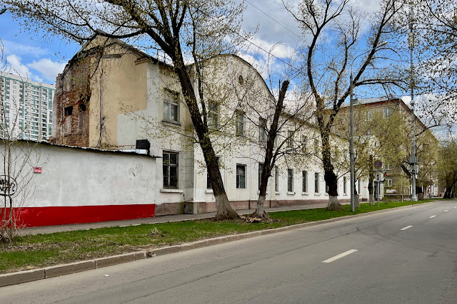1-й Кирпичный переулок, бывший Первый Авторемонтный завод «АРЕМЗ-1», административный корпус 1944 года постройки